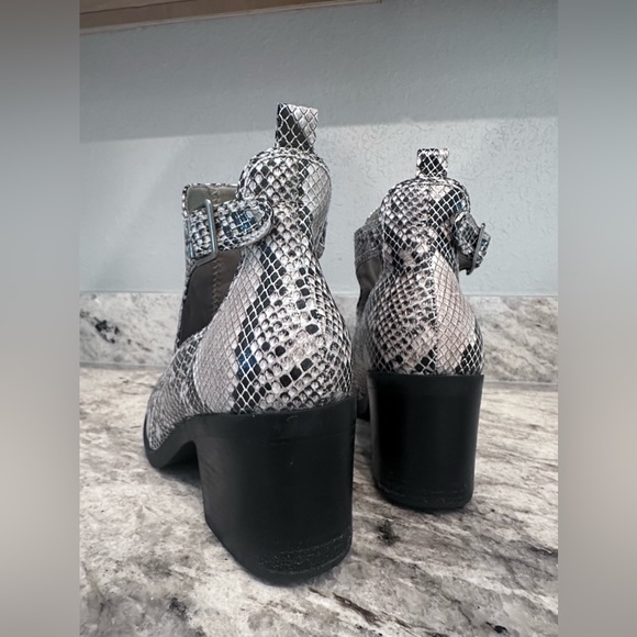 Mia Women's Faux Snake Skin Bootie ankle boots Sz 8.5 - Picture 5 of 8
